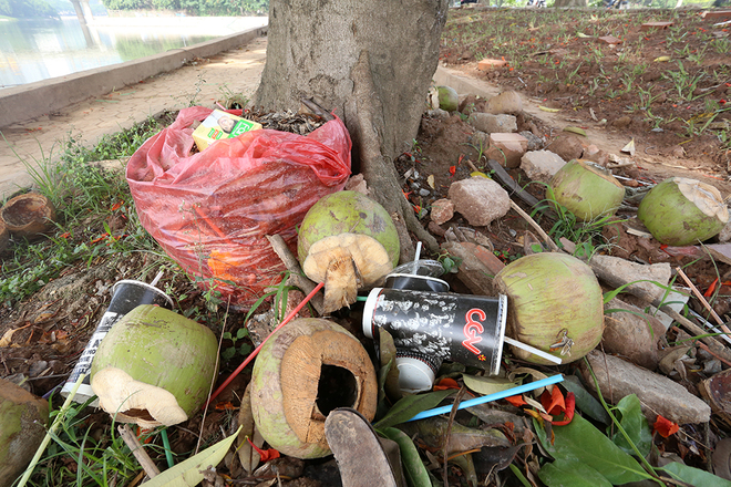 [-]Rác[-]thải[-]tràn[-]mặt[-]hồ[-]bán[-]đảo[-]Linh[-]Đàm[-]đẹp[-]nhất[-]thủ[-]đô[-]